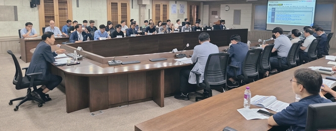지난 30일 인천시청 회의실에서 노후계획도시정비 추진단 킥오프 회의가 열리고 있다. ( 사진 = 인천시 제공 )