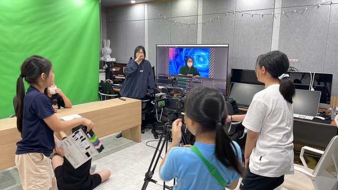  수주초등학교 학생들이 고리울청소년센터에서 교과 연계 ‘1분 뉴스 만들기’ 미디어 체험을 하고 있다. (사진=부천시 고리울청소년센터 제공)