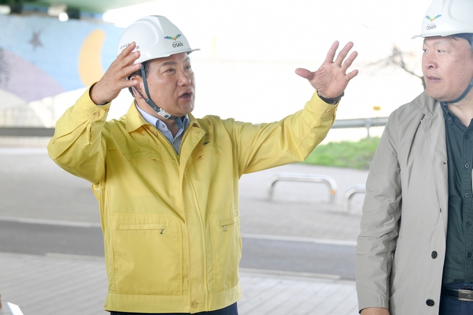 이권재 오산시장이 재난안전상황을 대비 주요 현장을 점검하고 있는 모습.(사진=오산시 제공) 