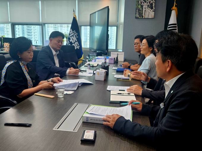 경기도의회 정윤경(민주·군포1·맨 왼쪽) 부의장과 최종현(수원7·왼쪽 2번째) 더불어민주당 대표의원이 지난 30일 경기도의회 더불어민주당 대표의원실에서 경기도 학교급식 수산물 안전관리 체계를 살펴보고 있다. (사진=경기도의회 제공)