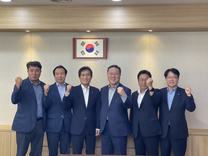 지난달 31일 이성수 대한전문건설협회 경기도회 회장(오른쪽에서 네번째)과 시석중 경기신용보증재단 이사장(오른쪽에서 세번째)을 비롯한 관계자들이 간담회가 끝나고 기념촬영을 하고 있다. (사진=대한전문건설협회 제공)