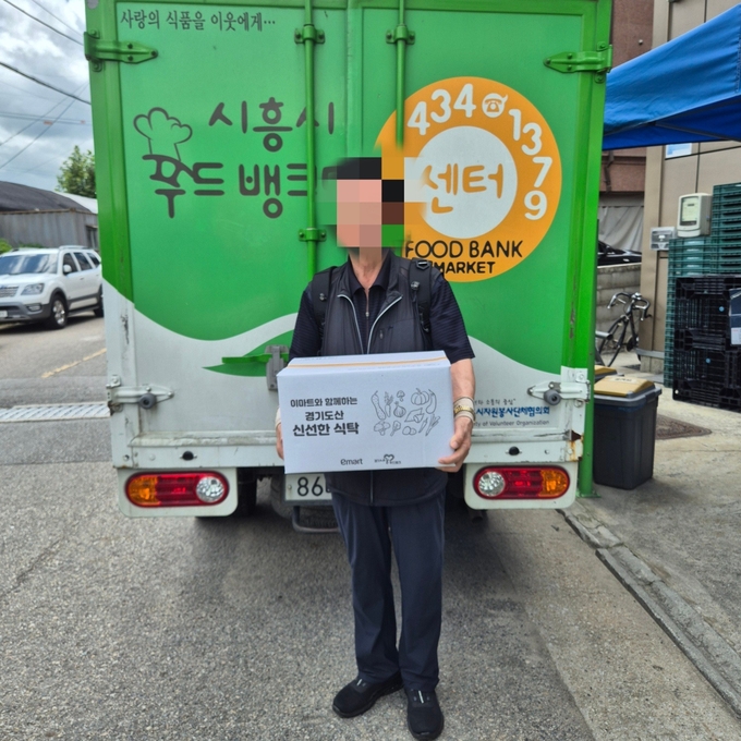 시흥시는 지난 달 31일 시흥푸드마켓센터가 지역 내 취약계층을 위한 ‘신선한 식탁’ 꾸러미 사업을 통해 약 100가구에 친환경 농산물을 전달했다. (사진=시흥시 제공)