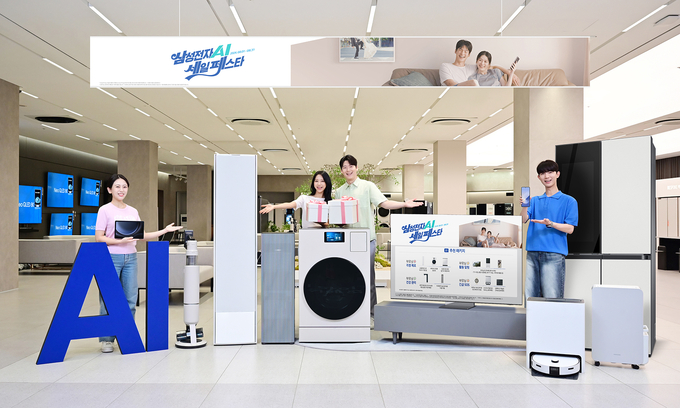 삼성전자 모델이 삼성스토어 대치점에서 '삼성전자 AI 세일 페스타'를 소개하고 있다. (사진=삼성전자 제공)