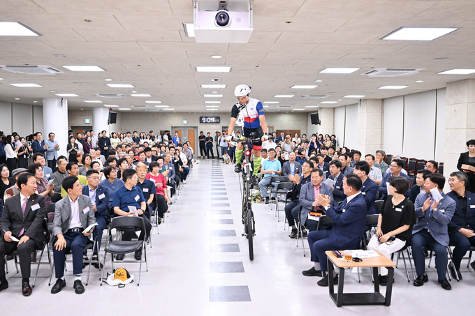 명인 어전귀씨가 자전거를 타고 등장하고 있다. (사진=양평군 제공)