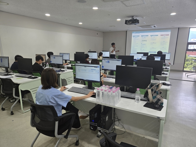 가평군은 최근 군청 제2청사에사 세외수입 업무담당자 17명을 대상으로 차세대 지방세외수입 시스템 실무자 교육을 실시했다. (사진=가평군 제공)