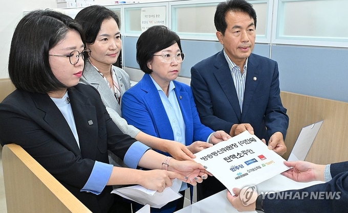 김현 더불어민주당 국회의원, 이해민 조국혁신당 국회의원, 윤종오 진보당 국회의원, 용혜인 기본소득당 국회의원이 1일 오후 서울 여의도 국회 의안과에서 ‘이진숙 방송통신위원장에 대한 탄핵소추안’을 제출하고 있다. (사진=연합뉴스)