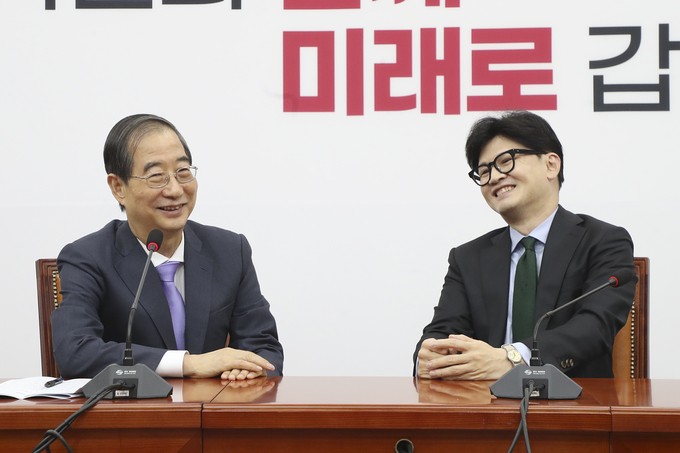 한동훈 국민의힘 대표(오른쪽)가 한덕수 국무총리와 1일 오후 국회에서 만나 대화하고 있다. (사진=국민의힘 제공)