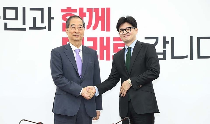 한동훈 국민의힘 대표(오른쪽)가 한덕수 국무총리와 1일 오후 국회에서 만나 대화하고 있다. (사진=국민의힘 제공)