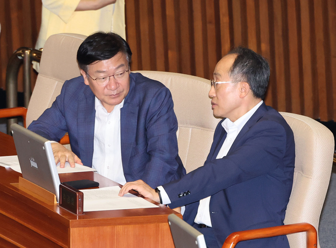 추경호 국민의힘 원내대표(오른쪽)와 정점식 정책위의장이 1일 오후 열린 국회 본회의에서 대화하고 있다. (사진=연합뉴스)