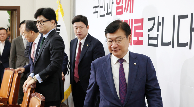 정점식 국민의힘 정책위의장(오른쪽)이 1일 오전 국회에서 열린 최고위원회의에 입장하고 있다. (사진=연합뉴스)