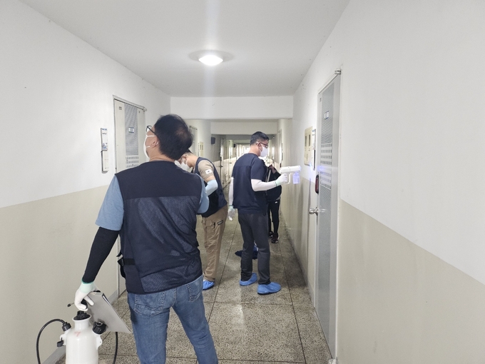 시흥시 군자동 행정복지센터는 지난 달 31일 군자동 관내에 거주하는 홀몸 노인의 주거 위생환경을 개선하기 위해 폐기물 처리업체 원진산업과 시흥시 주거복지센터의 협조를 받아 폐기물 처리, 청소 및 방역을 진행했다. (사진=시흥시 제공)