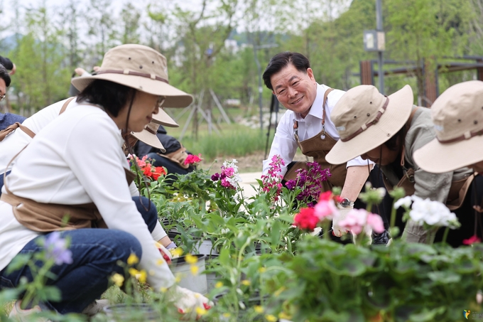 박승원 광명시장은 “그간 육성한 시민정원사들은 광명시가 정원도시를 만드는 데에 지역 리더로서 매개 역할을 톡톡히 하고 있다. (사진=광명시 제공)