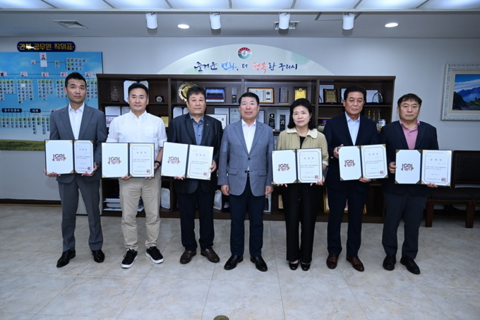 구리시상권활성화재단은 지난 31일 구리시청 시장실에서 구리시상권활성화재단 신임 임원진 6명에 대한 임명장 수여식을 개최했다. (사진=구리시 제공)