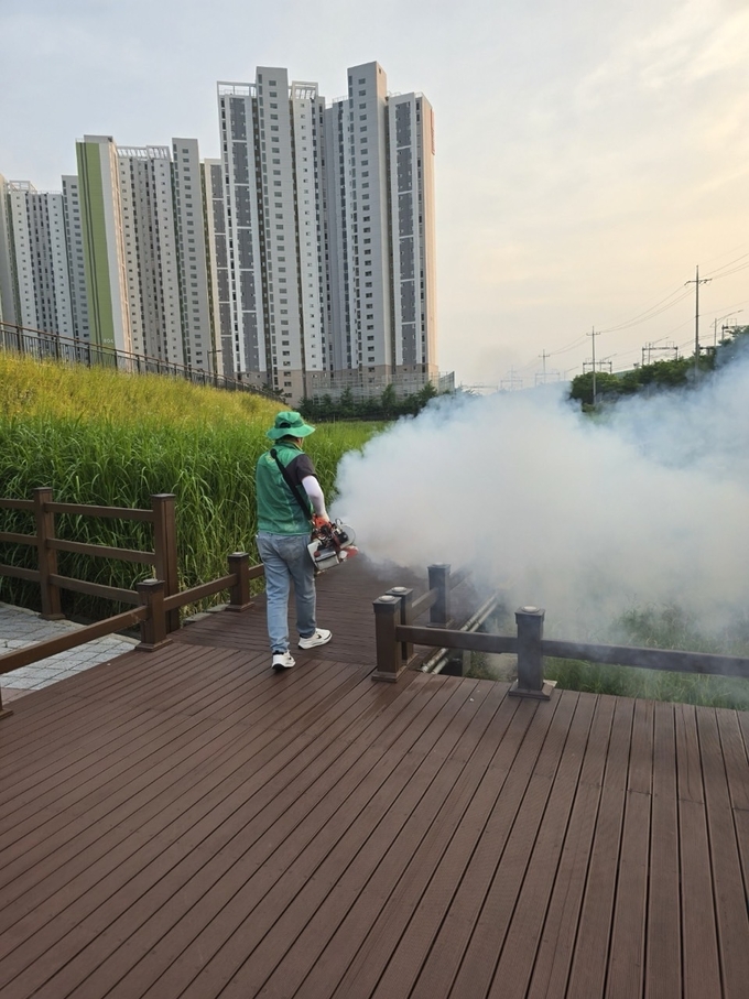 구리시가 감염병의 선제적 차단을 위해 집중 방역소독을 실시하고 있다. (사진=구리시 제공)