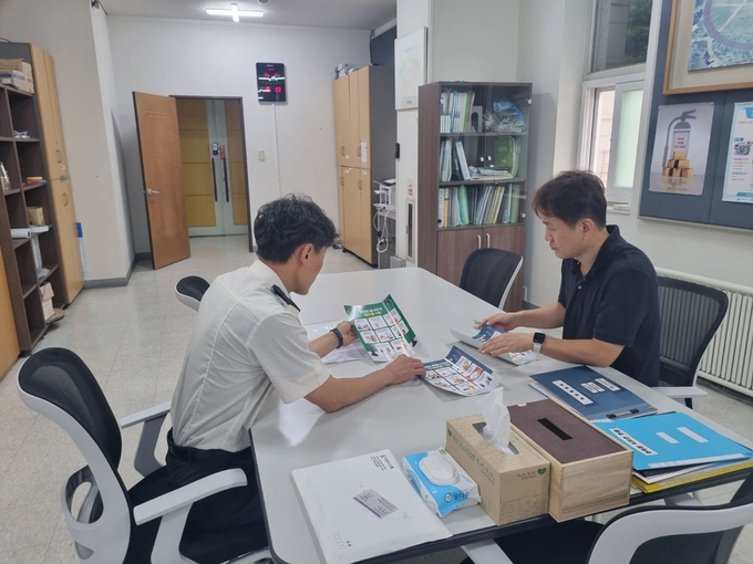  수원남부소방서가 관내 공연시설 관계인을 대상으로 안전교육을 진행하는 모습. (사진=수원남부소방서 제공)