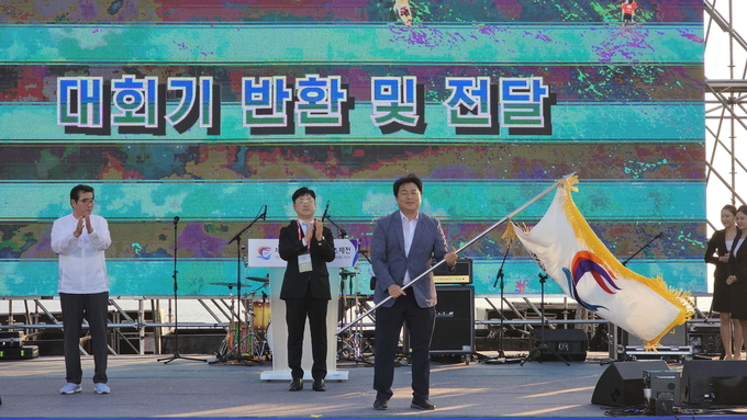 임병택 시흥시장은 “시화호 30주년을 맞아 거북섬 시화호에서 대한민국의 미래를 빛나게 할 소중한 환경자원인 시화호의 이야기를 들려드릴 수 있게 돼 기쁘다”라며, “떠오르는 해양 레저 스포츠의 메카인 시흥시 거북섬에서 시민과 관람객에게 다양한 해양레저 스포츠를 소개하고 즐길 수 있도록 대회 준비에 힘쓰겠다”라고 말했다. (사진=시흥시 제공)