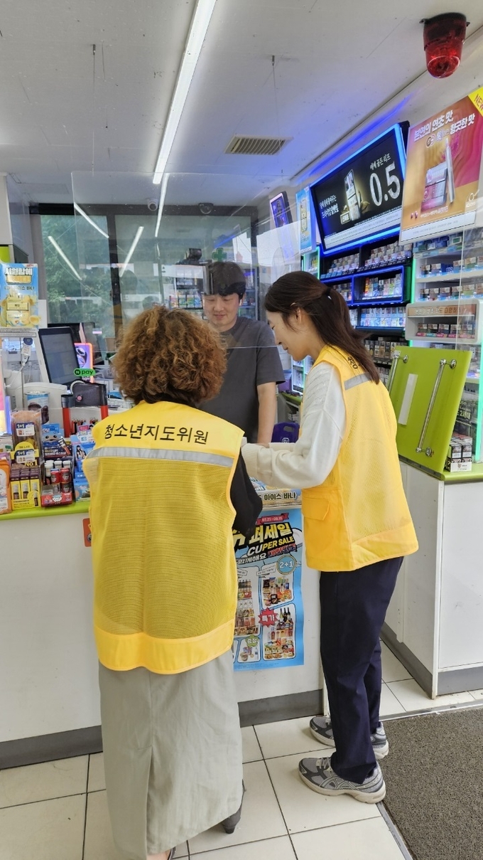 청소년 선도 위원과 대곶면 직원이 관내 편의점을 방문해 청소년 들에게 담배,술 판매 금지 스티커를 불여주고 있다. (사진=김포시 대곶면 제공)