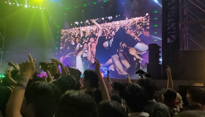 턴스타일(Turnstile) 보컬이 관객에게 자신을 내맡기고 열정을 불태우는 모습에 관객들이 환호하고 있다. ( 사진 = 이연수 기자 )