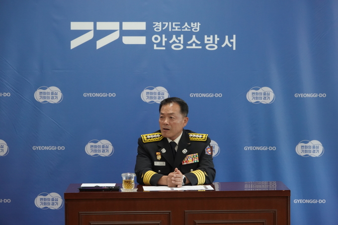 신인철 서장이 직원들과 회의하고 있는 사진