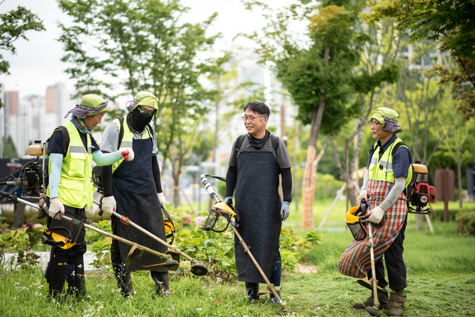 지난 2일 김종필 인천시설공단 이사장이 직원들과 함께 청라호수공원 일대 경관을 정비했다. ( 사진 = 인천시설공단 제공 ) 