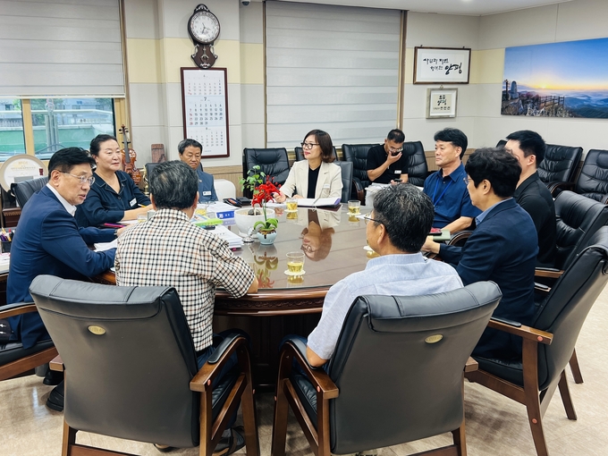 전진선 양평군수가 지난 29일 집무실에서 양평군체육회 종목단체별 관계자와 3차 간담회를 가졌다. (사진=양평군 제공)