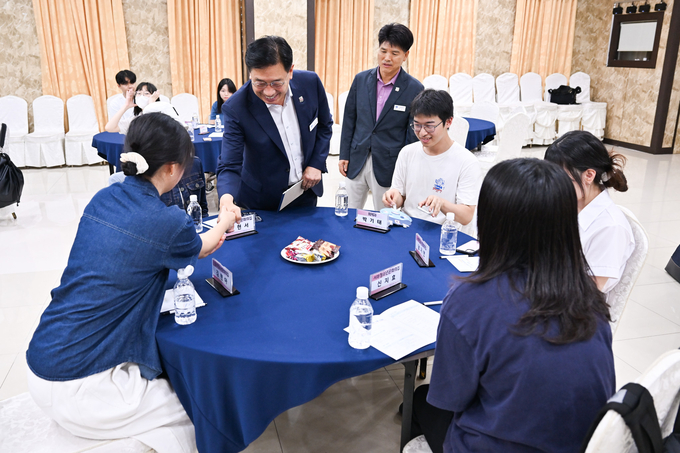 전진선 양평군수가 대학생 아르바이트 참여자 34명과 소통 간담회를 가졌다. (사진=양평군 제공)