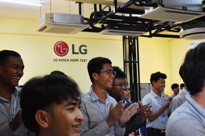 LG전자가 지난 30일 캄보디아의 수도 프놈펜에서 ‘캄보디아 LG-KOICA 희망직업훈련학교’의 졸업식을 가졌다. (사진=LG전자 제공)