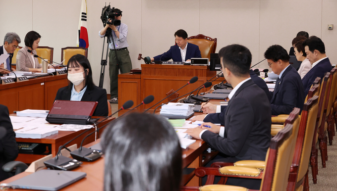 1일 오전 국회 국토교통위원회에서 열린 전세사기피해자 지원 및 주거 안정에 관한 특별법 개정안 등을 심의하는 국토법안심사소위원회 회의에서 국민의힘 소속 권영진 소위원장이 의사봉을 두드리고 있다. (사진=연합뉴스)