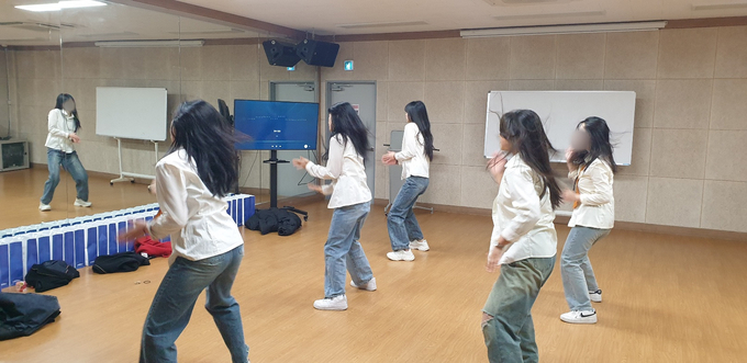군포중학교 학생들이 댄스동아리 활동을 하고 있다. (사진=군포중학교 제공)