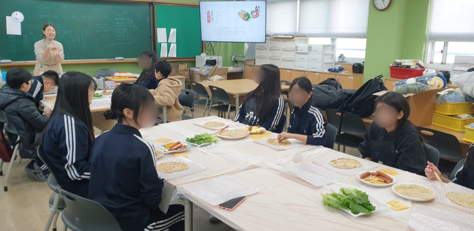 군포중학교에서 다문화요리교실이 진행되고 있다. (사진=군포중학교 제공)
