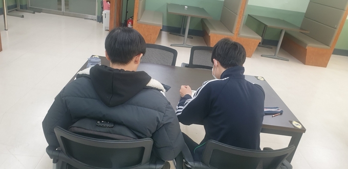 군포중학교 대학생 멘토링 활동이 진행되고 있다. (사진=군포중학교 제공)