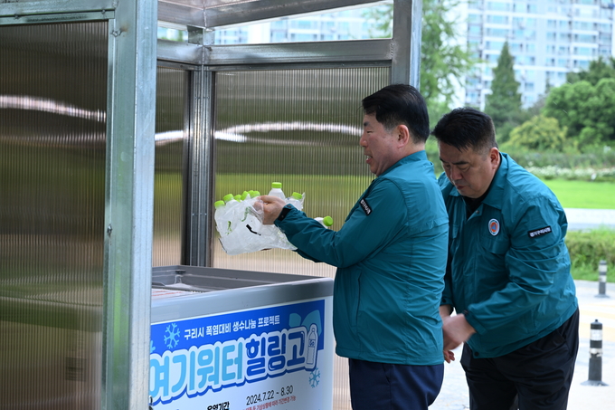 백경현 구리시장이 장자호수공원 내 야외 무더위쉼터에 설치된 힐링냉장고를 점검하고 있다. (사진=구리시 제공)