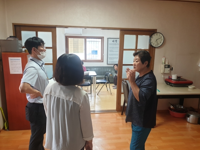 시흥시는 연일 계속되는 무더위에 온열질환 발생 가능성이 높은 취약계층 보호를 위해 관내 경로당 313곳을 무더위쉼터 냉방기 점검을 시작해 오는 23일까지 진행한다. (사진=시흥시 제공)