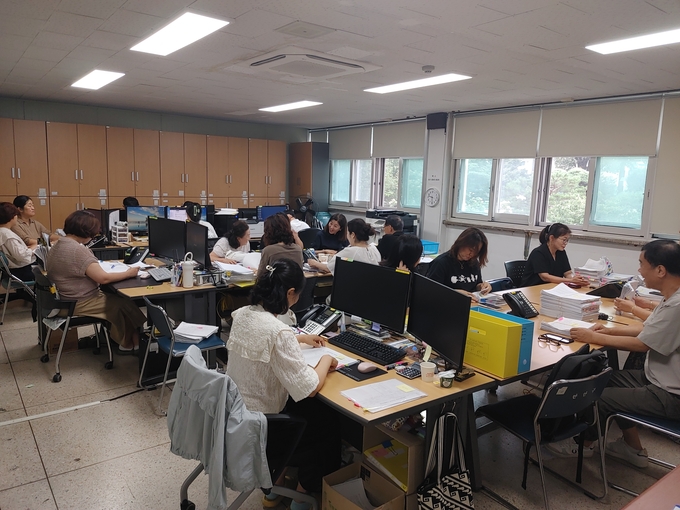 안양시 만안구는 지난 7월 한 달간 교통유발부담금 부과 대상 시설물 전수조사를 마쳤다. 사진은 만안구 교통유발부담금 시설물 전수조사팀이 사무실에서 근무하는 모습. (사진=안양시 만안구 제공) 