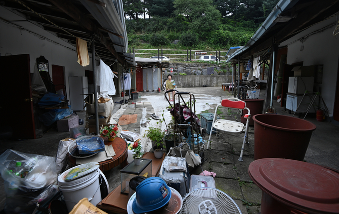 폭염경보가 내린 수원시 팔달구 남수동 쪽방촌에 사는 거주민들이 2.5평 남짓한 쪽방에서 무더운 여름을 보내고 있다. (사진=옥지훈 기자)