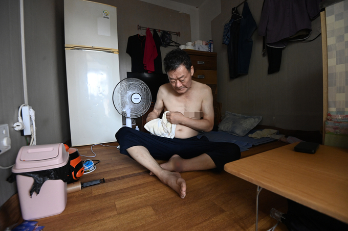 폭염경보가 내린 수원시 팔달구 남수동 쪽방촌에 사는 거주민들이 2.5평 남짓한 쪽방에서 무더운 여름을 보내고 있다. (사진=옥지훈 기자)