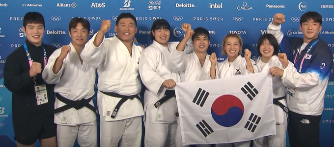 2024 파리올림픽 혼성 단체전에 출전해 동메달을 딴 남녀 대표선수들이 기념사진을 찍고 있다. (사진=남양주시 제공) 