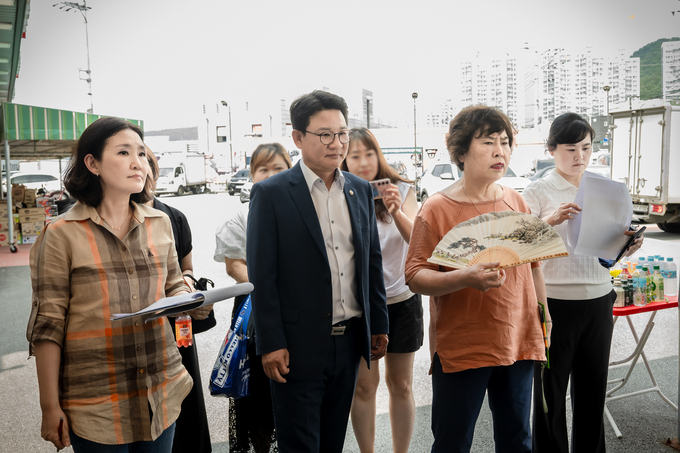 남양주시의회 의원들이 5일 오남 시가지 통과도로 개선공사 현장을 방문해 진행상황을 점검하고 있다. (사진=남양주시의회 제공)