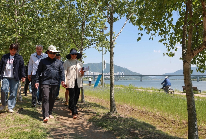 주광덕 남양주시장이 시 관계자들과 함께 삼패한강공원에 조성한 맨발걷기 길을 점검하고 있다. (사진=남양주시 제공)