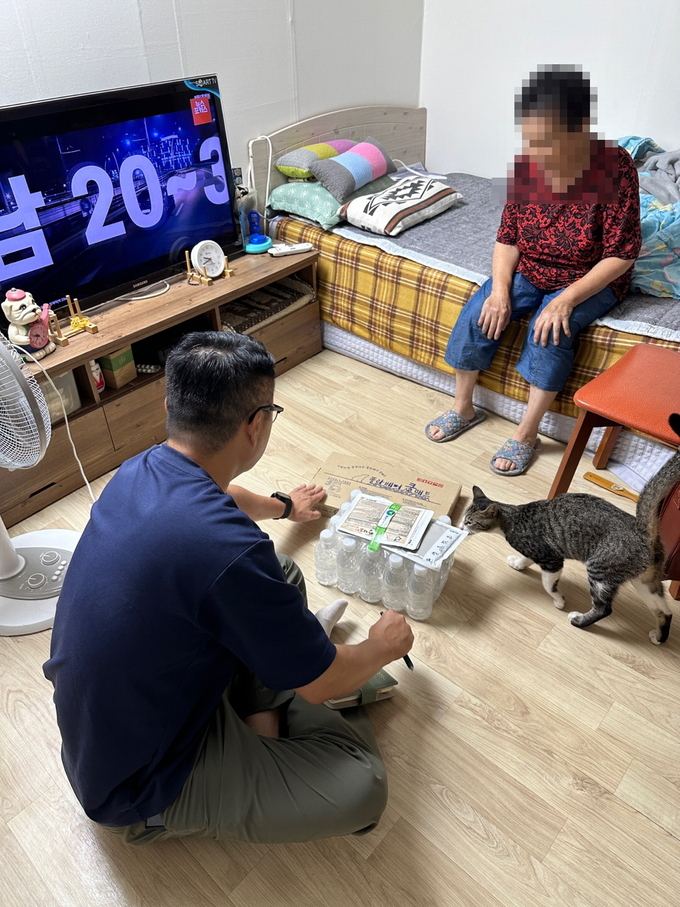 구리시 동구동 행정복지센터 폭염대응 TF팀 직원이 독거 노인가구를 방문해 건강 및 안부를 확인하고 있다. (사진=구리시 제공)