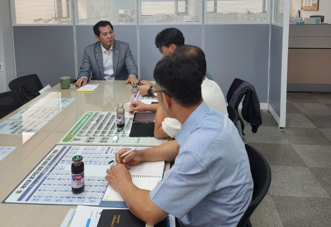 이영봉(민주·의정부2·왼쪽) 경기도의원과 의정부시 공무원들이 지난 5일 경기도의회 의정부상담소에서 간담회를 진행하고 있다. (사진=경기도의회 제공) 