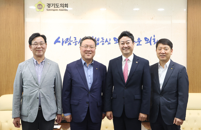 김진경(왼쪽 3번째) 경기도의회 의장과 시석중(왼쪽 2번째) 경기신용보증재단 이사장 등이 6일 경기도의회에서 기념촬영을 하고 있다. (사진=경기도의회 제공)