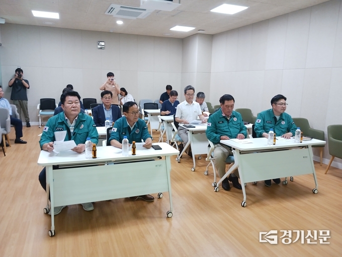 안성시의원들이 서안성체육센터 운영계획을 경청하고 있다. (사진=정성우 기자)