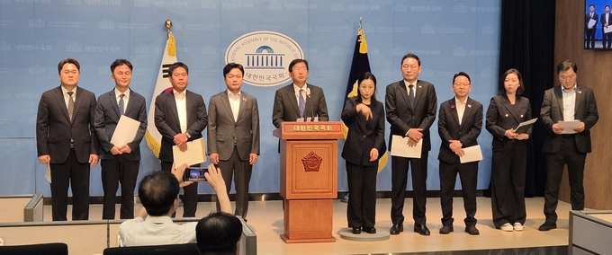 변호사단체 ‘검사를 검사하는 변호사모임(검사검사)’와 더불어민주당 국회의원들이 6일 국회 소통관에서 기자회견을 열고 유동규 전 성남도시개발공사 기획본부장을 고발했다고 밝혔다. (사진=김한별 기자)