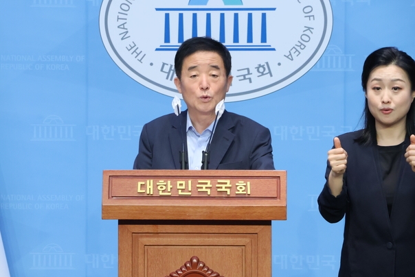 강득구(민주·안양만안) 국회의원이 6일 국회 소통관에서 세관 마약 수사외압 의혹 및 김건희-이종호 관계 해명 촉구 기자회견을 실시하고 있다. (사진=의원실 제공) 
