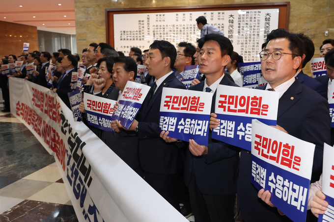 7월 25일 본회의를 앞두고 서울 여의도 국회 로텐더홀에서 야당 의원들이 '채상병 특검법'에 대한 여당의 찬성표를 촉구하며 구호를 외치고 있다. (사진=연합뉴스)