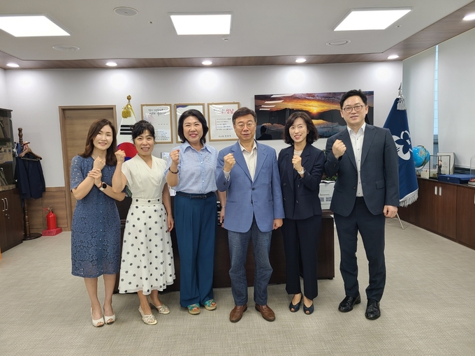 신상진 성남시장과 오찬숙 성남교육지원청장 등 관계자들이 자율형 공립고 공모에 선정된 성남고와 판교고 지원을 위해 협력체계를 강화했다. (사진=성남교육지원청 제공)