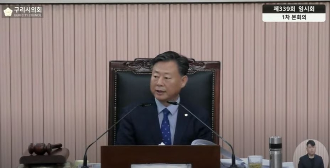 구리시의회 신동화 의장이 6일 개회한 임시회에서 후반기 원구성과 관련해 여당 의원들에게 사과하고 있다. (사진=구리시의회 유튜브 캡처)