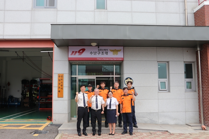 경기도 홍원길 홍원길 의원이 김포소방서 일일 명예소장으로 임명돼 수난구조대 대원들과 기념사진을 찍기위해 홧팅을 외치고 있다. (사진=김포소방서 제공) 
