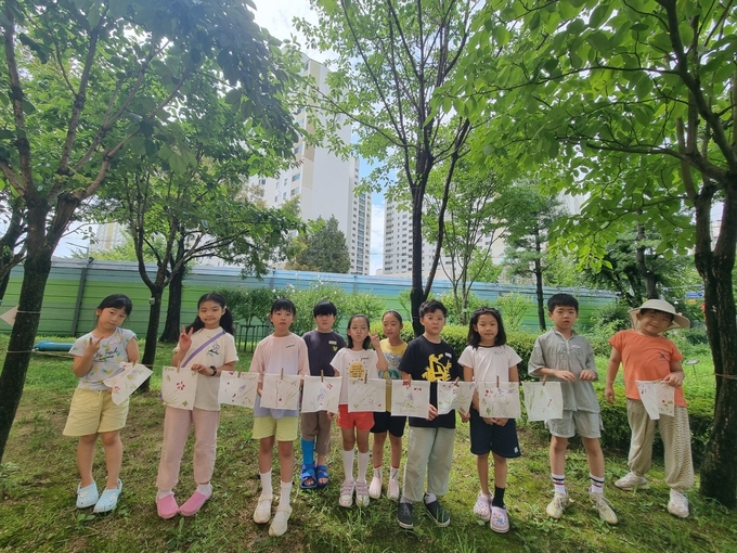  '학교숲 체험 및 나만의 에코백 만들기' 체험 교육에 참여한 송원초등학교 학생들. (사진=수원교육지원청 제공)